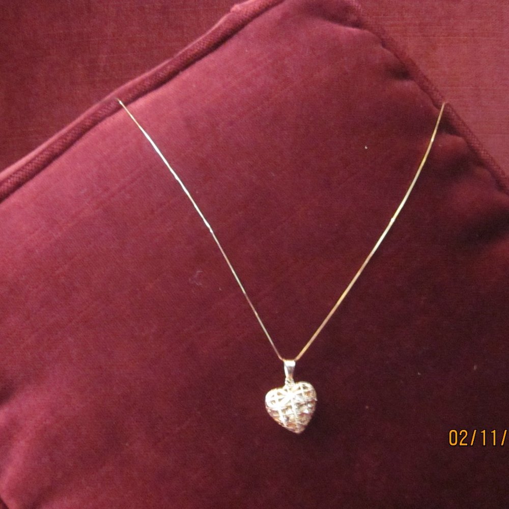 Heart pendant necklace